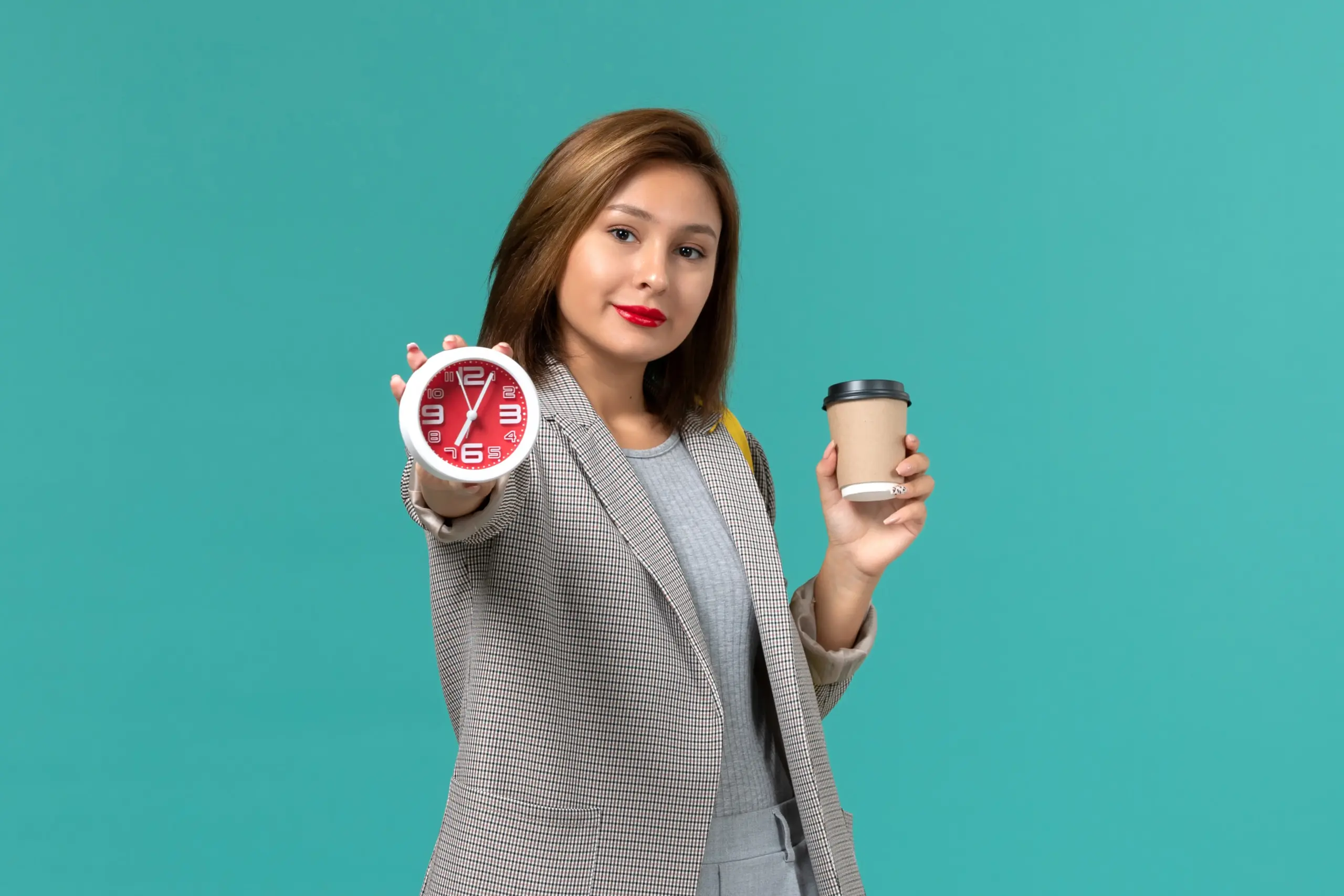 seorang wanita memegang kopi dan jam menunjukan manajemen waktu saat kerja