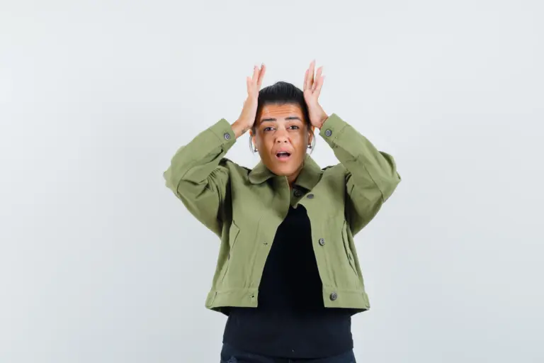 wanita yang terlihat cemas dan memegang kepala