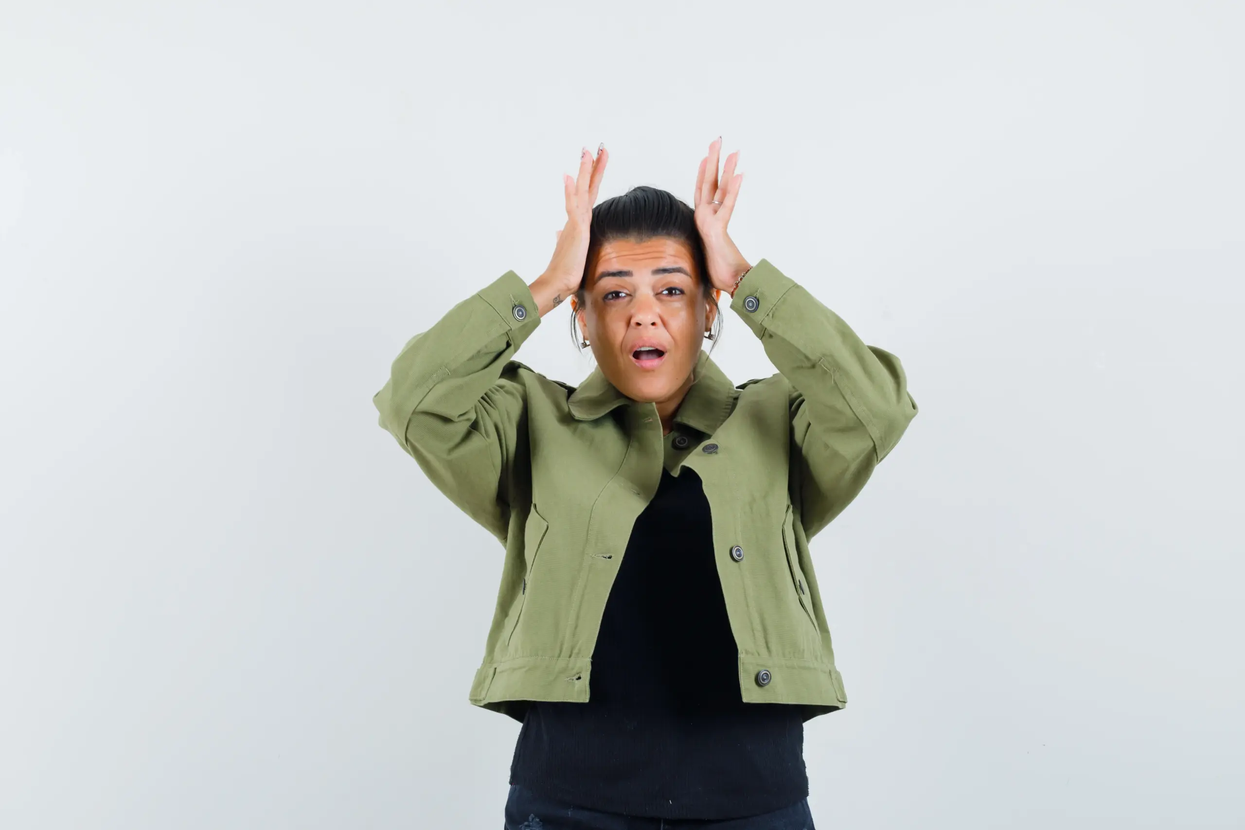 wanita yang terlihat cemas dan memegang kepala